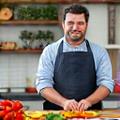 Javier, un hombre de unos 40 años, preparando una comida saludable en su cocina
