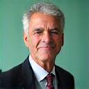 Retrato del Dr. Alejandro García, médico especialista en longevidad